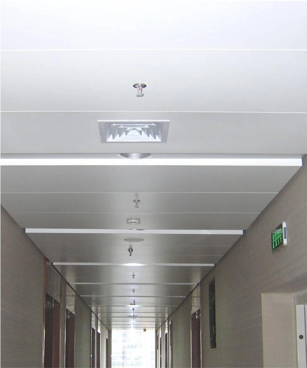 Smooth white ceiling panels with lighting and ventilation in a Chongqing hospital corridor