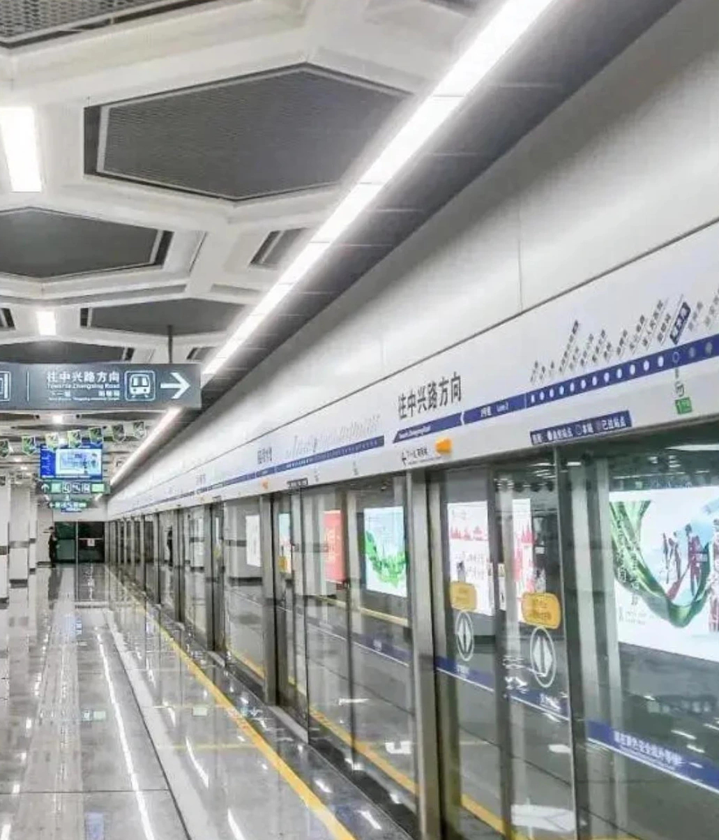 Hexagonal ceiling modules above a metro platform and screen doors in Guiyang