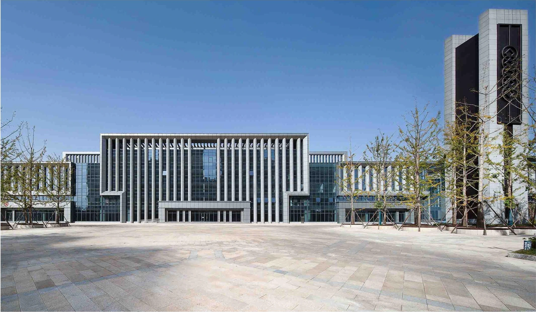 Regular vertical facade fins across a low-rise office building in Jiangsu