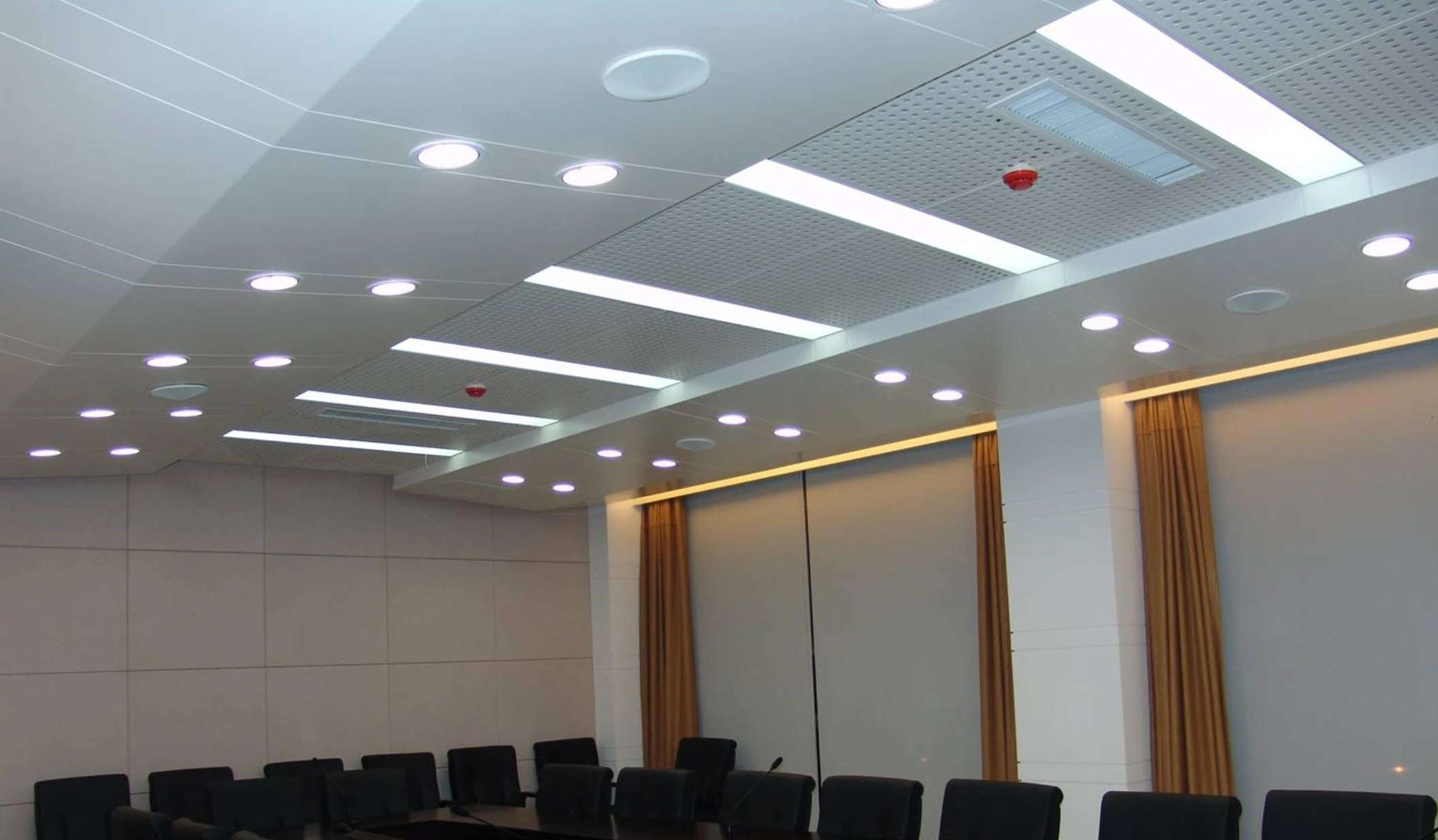 Rectangular ceiling panels and linear lights above a meeting space in Shenyang