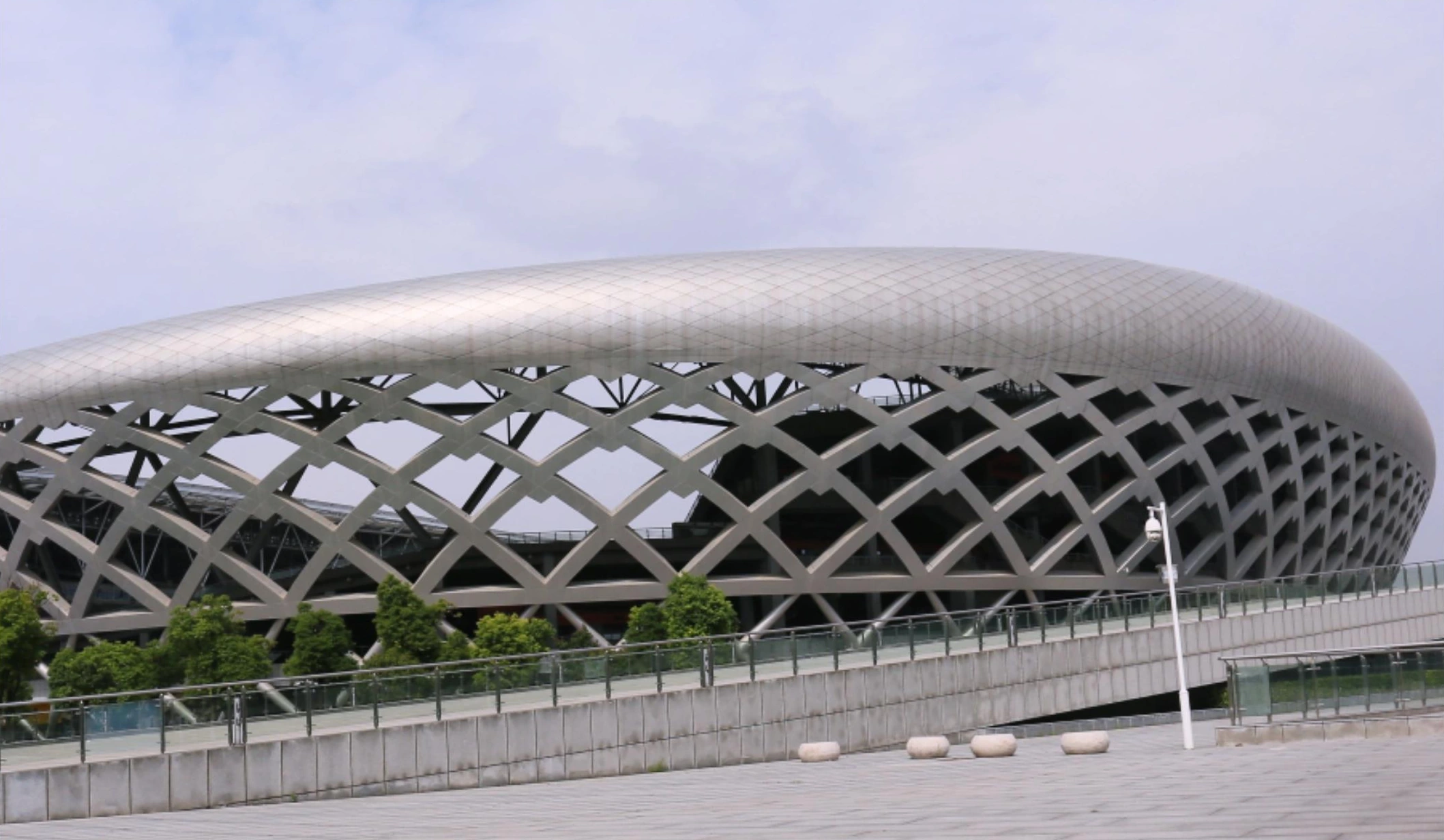 Curved exterior roof and intersecting lattice structure at a sports and exhibition complex in Xuzhou