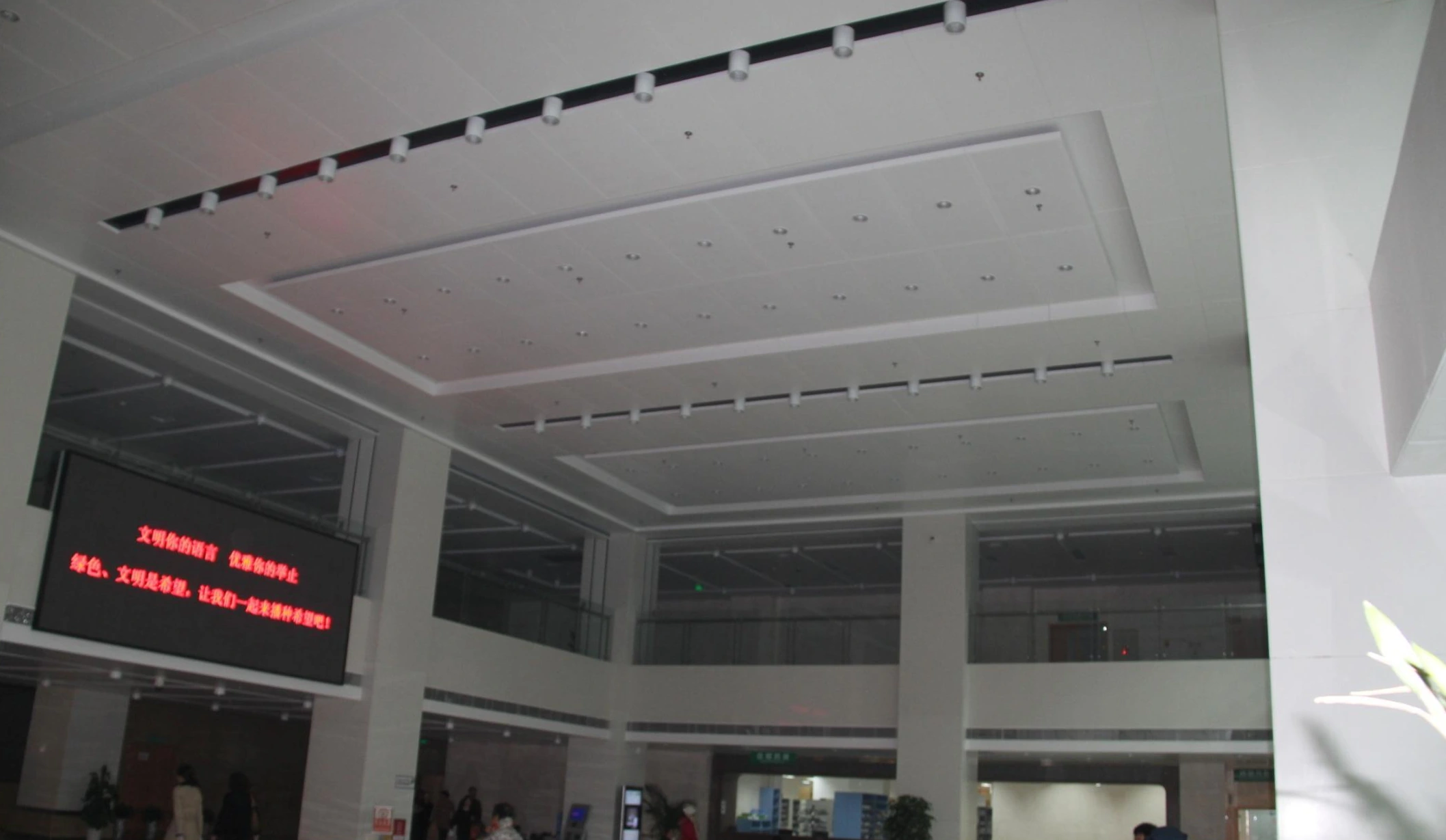 Recessed ceiling panel arrangement above a hospital atrium and information display in Zhoushan